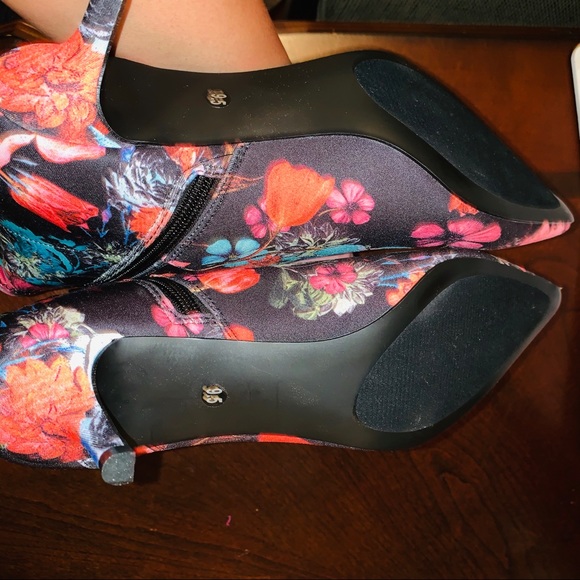RARE🤩SOLD OUT!!!Steve Madden Floral Sock Bootie! - Picture 7 of 7